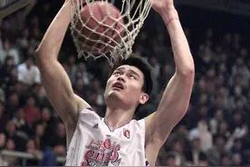 热血和青春终会散退！回忆一下那些被CBA球队退役球衣的球员图片
