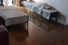 江湾城一精装新房未入住，就遭粪水倒灌！地板、家具全被泡图片