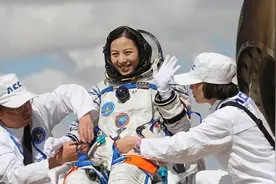 女宇航员多么不容易！为求平等，发射前她也向车轮撒了一泡尿图片