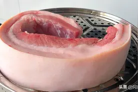 把五花肉放锅中蒸一蒸，教会你，一层比一层好吃，年夜饭待客有面图片
