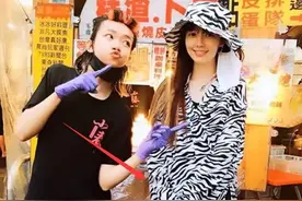 郭碧婷久违晒近照！宽松斑马纹上衣故意遮肚子，拍全身照离好远图片