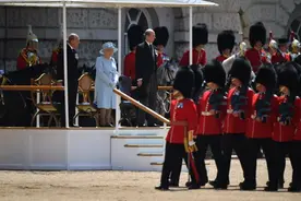英国皇家卫队7个团，红色制服再热也不能脱，人造熊皮帽至今未果图片