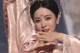 李思思不愧是央视一姐！穿唐风汉服大秀一字马，气质完全不输董卿图片