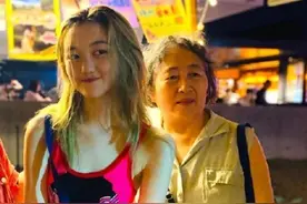 李嫣和闺蜜聚餐，换回黑发色很青春，穿两分裤秀腿衣着依旧很大胆图片