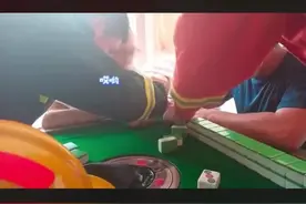 湖南长沙八旬老人玩麻将时卡住手图片