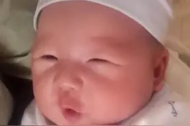 出生一周宝宝拉臭臭表情亮了，笑坏宝妈，网友：行走的郭德纲图片