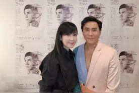 53岁周慧敏看绯闻男友演唱会，皮肤白皙气质出众，身旁不见其丈夫图片
