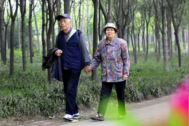 为什么奉劝单身老年人不要找老伴？70岁大爷：算计得多，真心地少图片