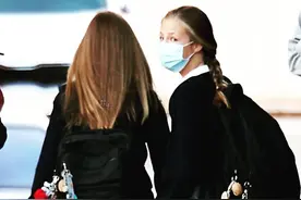 西班牙王后送女儿上学，妹妹把学生装穿成超短裙，姐姐眉毛缺一半图片