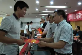 贫困生花2500元买书包，被取消助学金资格，穷学生不可以高消费吗图片