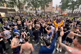 街头斗殴、醉酒裸奔...一大波"短裙男子"不顾警告涌入伦敦图片