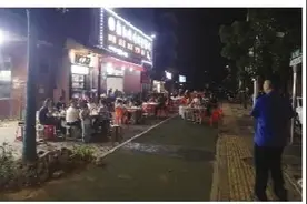 岳阳一夜宵店夜间扰民被投诉，城管队员主动延迟下班整治也是蛮拼的图片