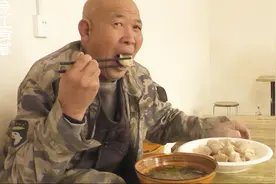 62岁的工地民工一顿午饭能吃多少个饺子，说出来你可能都不信视频封面