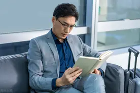 我出差期间收到老婆的短信：我老公出差了，你能来我家陪我吗图片