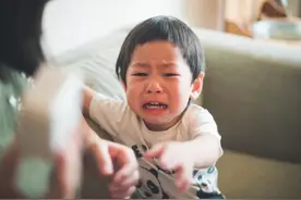 孩子“窝里横，出门怂”，背后暴露2个家庭真相，家长别不当回事图片