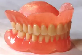 家里有佩戴假牙的人，要注意这几个问题图片