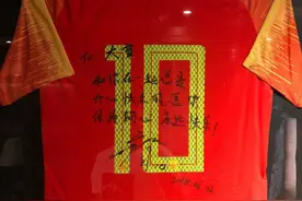 王大雷高调晒珍藏球衣，看到球衣上的签名，球迷：羡慕啊图片