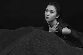 要强的姚贝娜：天生的歌者，一副前卫写真照，竟"骗"了观众7年图片