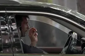 足球场上的大烟枪图片