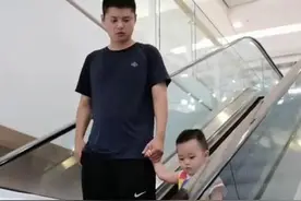 妈妈逛街意外遇到老公和儿子，父子俩装没看见：内心很慌但不敢动图片
