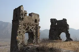 万里长城的起点，是丹东市的虎山长城，这已经改写了历史课本图片