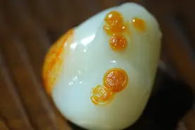 籽料·富贵封候 白度一级，典型的红皮白肉作品图片