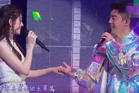郑恺深情演唱《终于等到你》表白妻子：爱情里，果然没有先来后到图片
