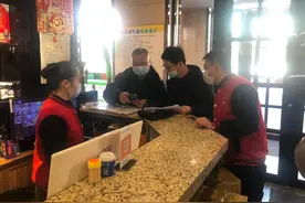 珲春市市场局为“平安年夜饭”保驾护航图片