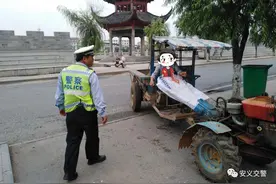 【创文明城市】安义交警开展拖拉机通行秩序专项整治行动图片