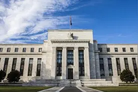美联储宣布维持基准利率在0%至0.25%区间不变图片