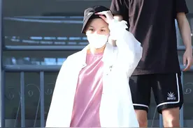 火箭少女杨芸晴为防晒穿长袖 掀帽子露白皙皮肤眼神呆萌图片