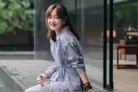 42岁的薛佳凝日常穿搭很简约，身穿条纹衬衫配牛仔裤，清爽又减龄图片