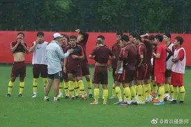 喝酒蹦迪的U19国青队员有多富？记者：18岁就买了一套房图片