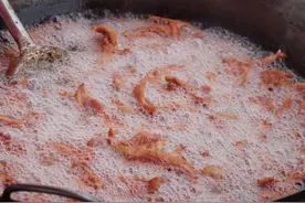 广东人炸五花肉，为什么要边炸边浇水？这样炸出来的猪皮会好吃吗图片