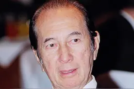 何鸿燊外甥出席饭局表演魔术，长相气质神似赌王，被误认是亲生子图片