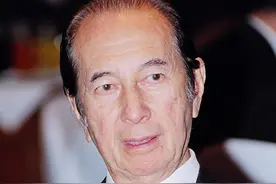 何鸿燊外甥出席饭局表演魔术，长相气质神似赌王，被误认是亲生子图片