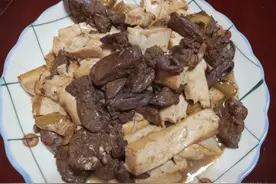 鸭肝炒豆腐干家常做法，营养美味又没腥味，最适合电脑工作人士吃图片