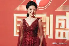 52岁周涛美到国剧盛典，穿红裙宛如仙女下凡，天然五官有旺夫相图片