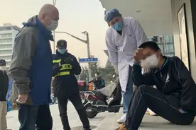 精神异常的流浪汉躺在面馆门口……社区干部一波三折，终于把他送上归乡之路图片