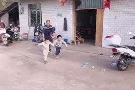 见面礼太大了！江西一女子回娘家，小侄子飞奔激动到把她扑倒在地图片