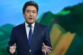 央视一哥水均益：娶小13岁娇妻，养智残大哥一生，被骂13年不解释图片