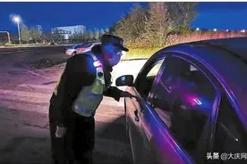 大庆民警配置LED肩灯夜巡 市民百米外就能看到“亮光”图片