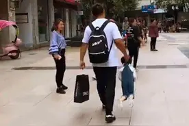 “慌张奶爸”抱娃走红，手忙脚乱都急哭了，网友：看到了我自己图片