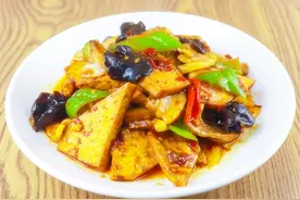 厨师长解锁“最接地气”的鱼香豆腐做法，色泽金黄，豆腐软嫩到爆图片