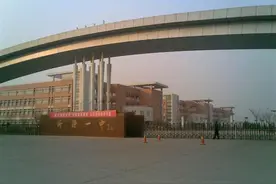 山东一重点中学老师涉嫌侵害多名女生被抓，知情人：自拍作案过程留下铁证图片