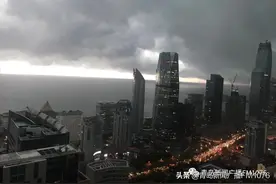 青岛上演暴雨大片，电闪雷鸣……图片