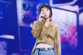 窦靖童又“作妖”！牛仔裤腿前开条缝全靠夹子固定，一般人不敢穿图片