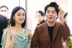 吉娜高圆圆同穿露肩缎面裙，看出有肉身材的魅力，撑得起才好看图片