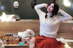 小苍重回LOL解说台！粉色短裙御姐范十足，LPL老观众：不老女神图片