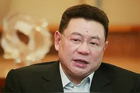 66岁刘銮雄花3亿换肾，37岁妻子为他生三胎，直接送了24套房子图片